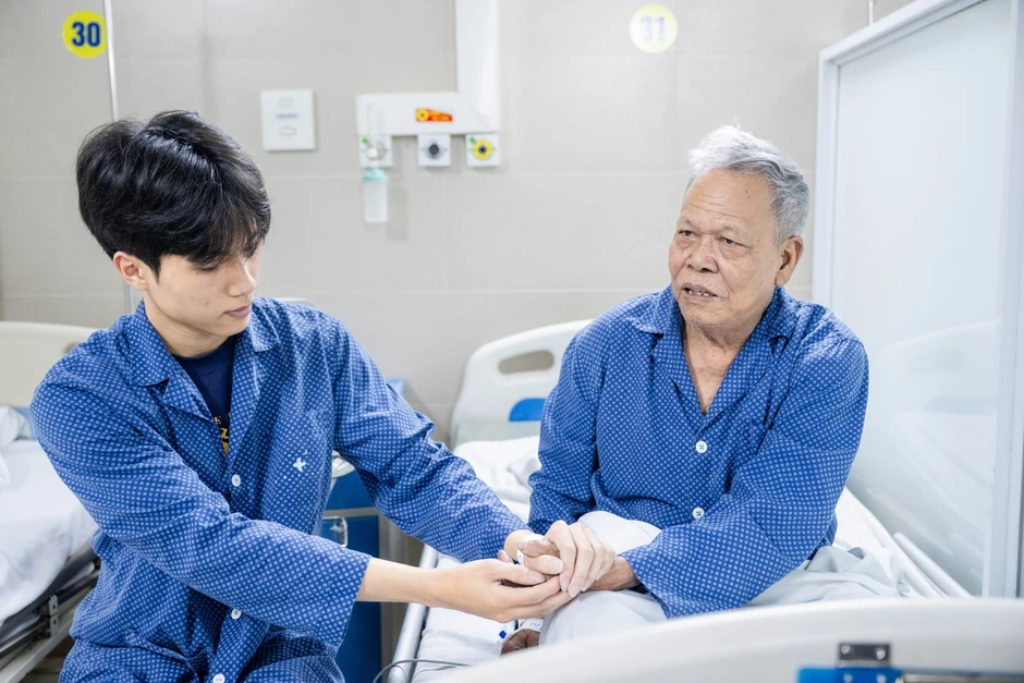 Tìm gặp nam sinh Bách khoa cứu người trong căn nhà cháy tại Lĩnh Nam: Không dám nhận "người hùng", càng chưa dám kể chuyện với bố mẹ Tìm gặp nam sinh Bách khoa cứu người trong căn nhà cháy tại Lĩnh Nam: Không dám nhận "người hùng", càng chưa dám kể chuyện với bố mẹ