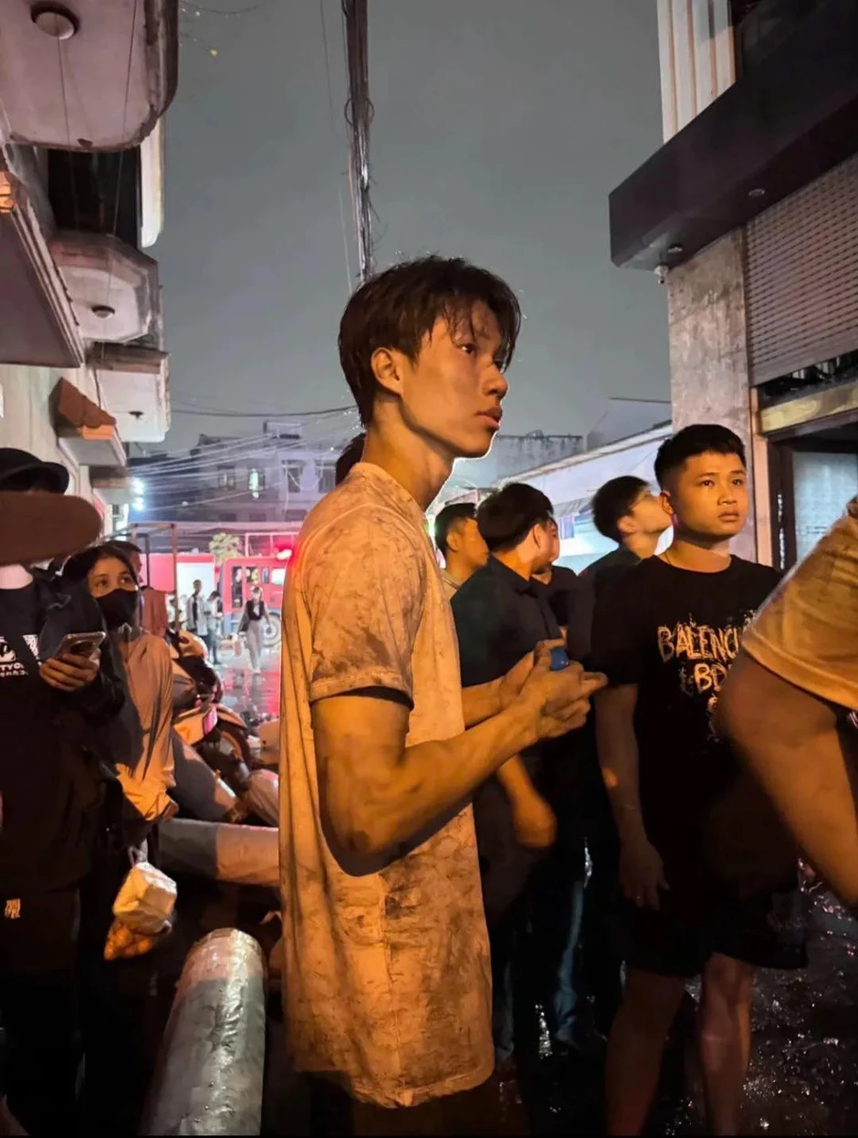 Tìm gặp nam sinh Bách khoa cứu người trong căn nhà cháy tại Lĩnh Nam: Không dám nhận "người hùng", càng chưa dám kể chuyện với bố mẹ Tìm gặp nam sinh Bách khoa cứu người trong căn nhà cháy tại Lĩnh Nam: Không dám nhận "người hùng", càng chưa dám kể chuyện với bố mẹ