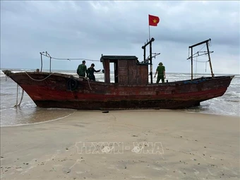 Tìm kiếm chủ sở hữu tàu cá không người lái trôi dạt vào bờ biển