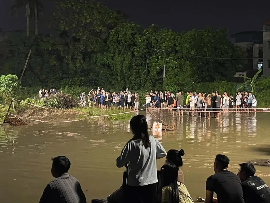 Tìm kiếm nam sinh viên nghi bị nước cuốn mất tích tại Hà Nội Tìm kiếm nam sinh viên nghi bị nước cuốn mất tích tại Hà Nội