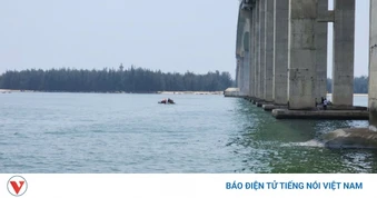 Tìm kiếm người đàn ông mất tích sau khi nhảy xuống cửa biển Thuận An, Huế