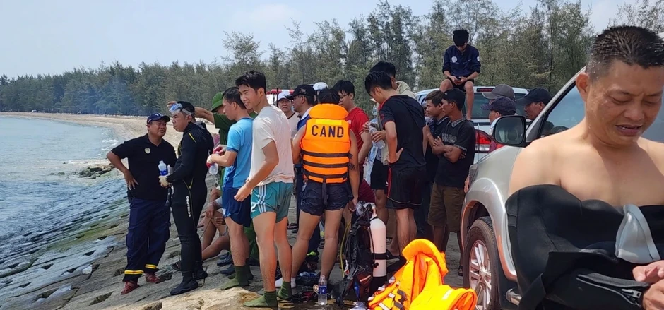 Tìm kiếm người đàn ông mất tích sau khi nhảy xuống cửa biển Thuận An, Huế Tìm kiếm người đàn ông mất tích sau khi nhảy xuống cửa biển Thuận An, Huế