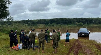 Tìm kiếm người đi ô tô nghi bị nước cuốn ở Bình Long, TP Đồng Nai