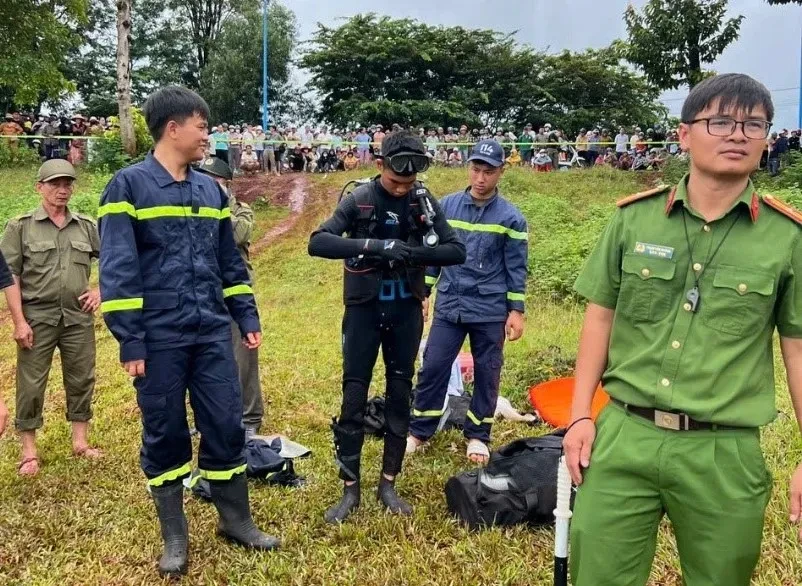 Tìm kiếm người đi ô tô nghi bị nước cuốn ở Bình Long, TP Đồng Nai Tìm kiếm người đi ô tô nghi bị nước cuốn ở Bình Long, TP Đồng Nai