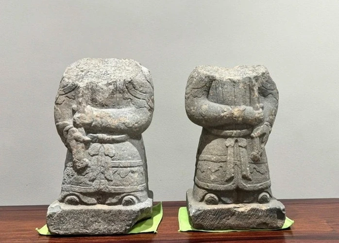 Tìm thấy 2 bức tượng cổ bị mất đầu ở đền Thần Tìm thấy 2 bức tượng cổ bị mất đầu ở đền Thần