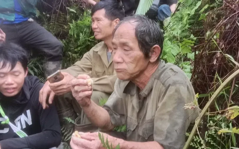Tìm thấy người đàn ông mất tích sau 3 ngày đêm lạc giữa rừng sâu Tìm thấy người đàn ông mất tích sau 3 ngày đêm lạc giữa rừng sâu