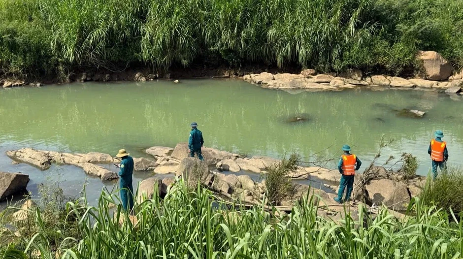 Tìm thấy thi thể 2 bố con trong 3 nạn nhân đuối nước khi tắm sông ở Lâm Đồng Tìm thấy thi thể 2 bố con trong 3 nạn nhân đuối nước khi tắm sông ở Lâm Đồng