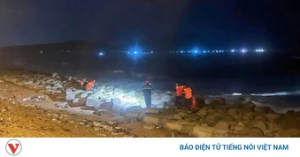 Tìm thấy thi thể cháu bé mất tích trong vụ 3 người bị sóng cuốn trôi ở Quảng Ngãi