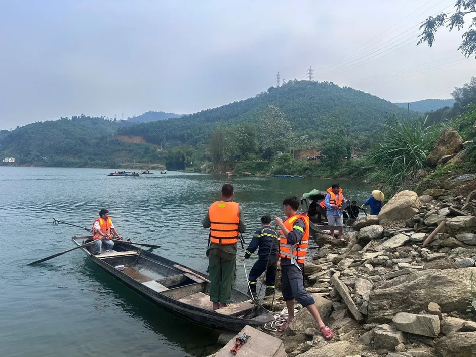 Tìm thấy thi thể hai nạn nhân trong vụ lật thuyền trên hồ thủy điện Chiêm Hoá (Tuyên Quang)