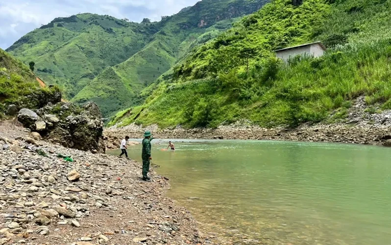 Tìm thấy thi thể một trong hai học sinh mất tích khi tắm trên sông Nho Quế Tìm thấy thi thể một trong hai học sinh mất tích khi tắm trên sông Nho Quế