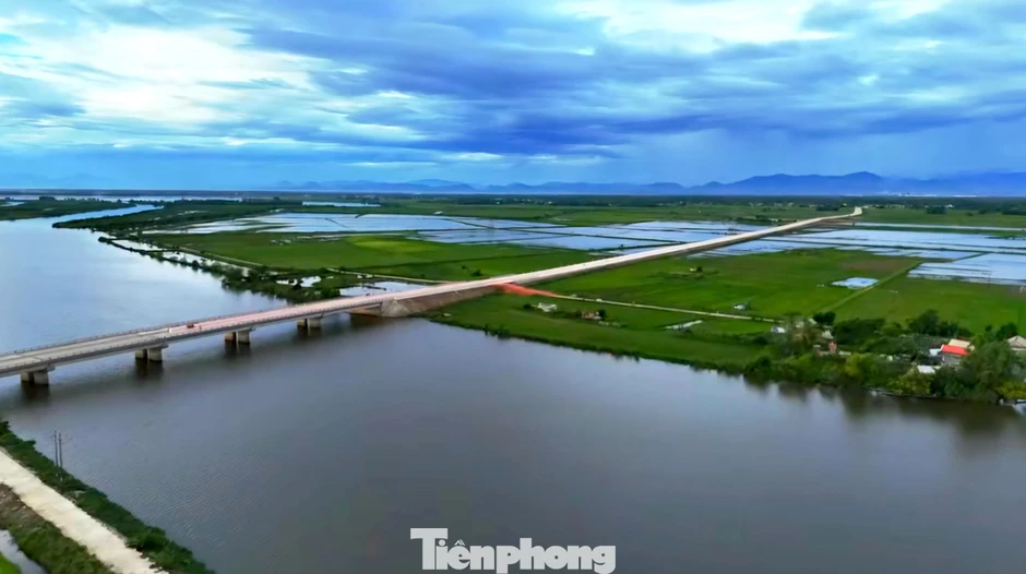 Tìm thấy thi thể nam thanh niên nhảy cầu tại Huế Tìm thấy thi thể nam thanh niên nhảy cầu tại Huế
