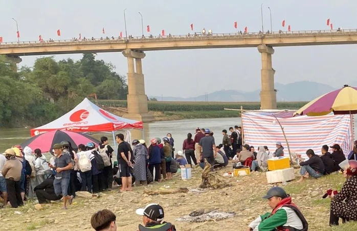 Tìm thấy thi thể người phụ nữ để lại ô tô nhảy cầu tự tử