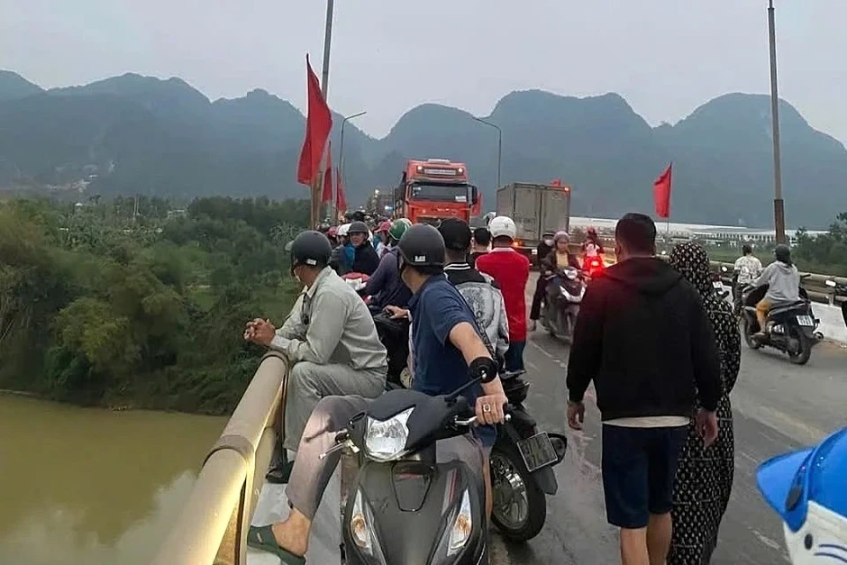 Tìm thấy thi thể người phụ nữ nghi nhảy cầu tại Nghệ An Tìm thấy thi thể người phụ nữ nghi nhảy cầu tại Nghệ An