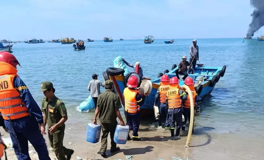 Tìm thấy thi thể người thợ hàn trong vụ cháy tàu ở Lâm Đồng Tìm thấy thi thể người thợ hàn trong vụ cháy tàu ở Lâm Đồng