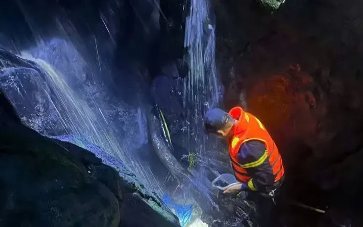 Tìm thấy thi thể nữ sinh rơi xuống vực sâu tại thác Phú Xuân Tìm thấy thi thể nữ sinh rơi xuống vực sâu tại thác Phú Xuân