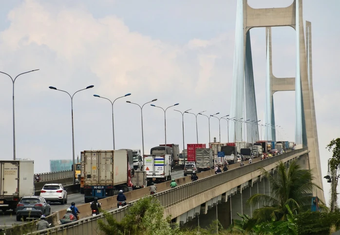 Tìm thấy thi thể sinh viên mất tích dưới chân cầu Phú Mỹ, TPHCM Tìm thấy thi thể sinh viên mất tích dưới chân cầu Phú Mỹ, TPHCM