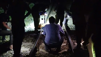 Tìm tung tích người phụ nữ đi bộ trên đường ray bị tàu hỏa tông biến dạng