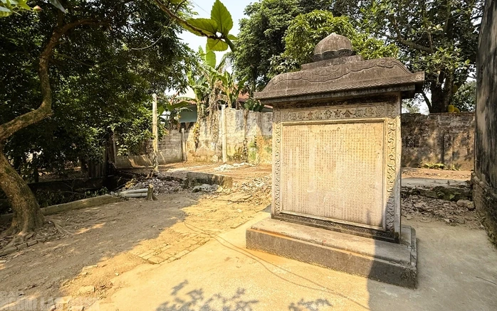 Tin mới về tấm bia cổ hơn 300 năm ở Thanh Hóa thành tường rào nhà dân Tin mới về tấm bia cổ hơn 300 năm ở Thanh Hóa thành tường rào nhà dân