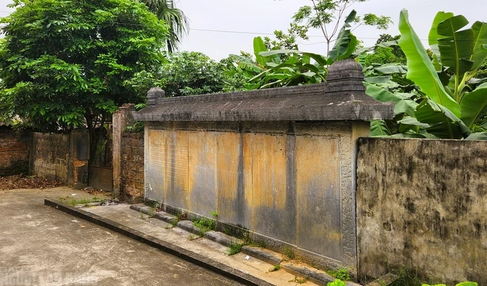Tin mới về tấm bia cổ hơn 300 năm ở Thanh Hóa thành tường rào nhà dân Tin mới về tấm bia cổ hơn 300 năm ở Thanh Hóa thành tường rào nhà dân