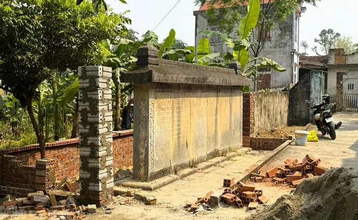 Tin mới về tấm bia cổ hơn 300 năm ở Thanh Hóa thành tường rào nhà dân Tin mới về tấm bia cổ hơn 300 năm ở Thanh Hóa thành tường rào nhà dân