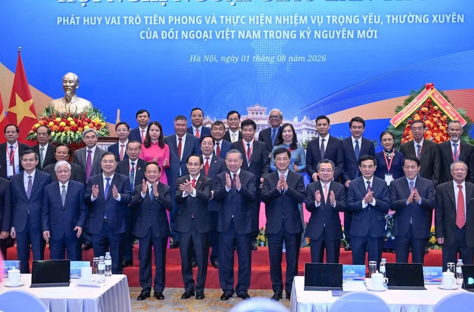 Tin nổi bật ngày 1/8: Khai mạc Hội nghị Ngoại giao lần thứ 33; Đổi tên Ban Tuyên giáo và Dân vận Trung ương thành Ban Tuyên giáo Trung ương Tin nổi bật ngày 1/8: Khai mạc Hội nghị Ngoại giao lần thứ 33; Đổi tên Ban Tuyên giáo và Dân vận Trung ương thành Ban Tuyên giáo Trung ương