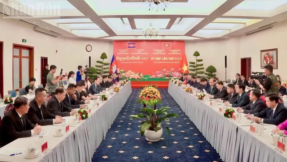 Tin nổi bật ngày 17/8: Khai mạc chương trình bồi dưỡng, cập nhật kiến thức đối với Ủy viên Trung ương Đảng khóa XIV; Tổng Bí thư, Chủ tịch nước thăm và làm việc tại Học viện Kỹ thuật và Công nghệ an ninh