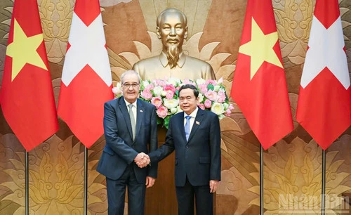 Tin nổi bật ngày 18/10: Ký kết Hiệp định thương mại tự do giữa Việt Nam và các nước thành viên Hiệp hội Mậu dịch tự do châu Âu; Quốc hội tiếp tục ngày làm việc thứ 2 của Kỳ họp thứ 2, Quốc hội khóa XVI Tin nổi bật ngày 18/10: Ký kết Hiệp định thương mại tự do giữa Việt Nam và các nước thành viên Hiệp hội Mậu dịch tự do châu Âu; Quốc hội tiếp tục ngày làm việc thứ 2 của Kỳ họp thứ 2, Quốc hội khóa XVI