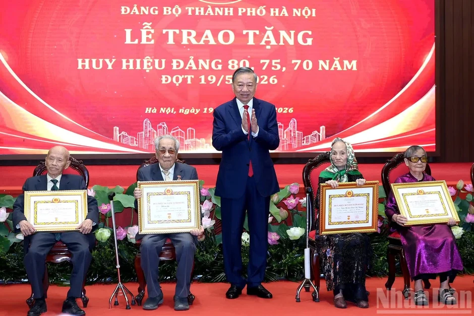 Tin nổi bật ngày 19/5: Tổng Bí thư, Chủ tịch nước Tô Lâm dự Lễ trao tặng Huy hiệu Đảng tại Hà Nội; Khởi công nhiều dự án vốn đầu tư nghìn tỷ đồng Tin nổi bật ngày 19/5: Tổng Bí thư, Chủ tịch nước Tô Lâm dự Lễ trao tặng Huy hiệu Đảng tại Hà Nội; Khởi công nhiều dự án vốn đầu tư nghìn tỷ đồng