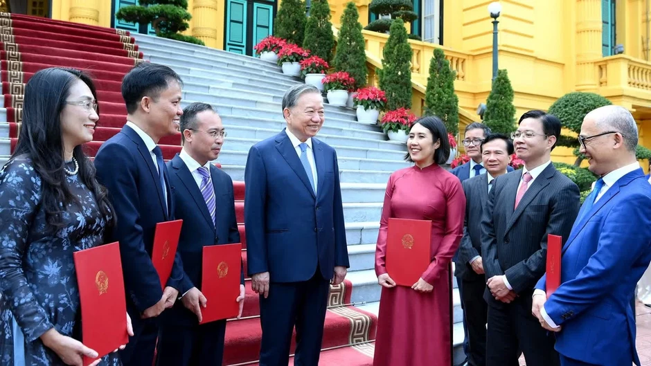 Tin nổi bật ngày 28/4: Phiên họp thứ nhất Hội đồng Quốc phòng và An ninh; Bộ Chính trị thống nhất điều chỉnh tăng mức lương cơ sở lên 2,53 triệu đồng từ ngày 1/7 Tin nổi bật ngày 28/4: Phiên họp thứ nhất Hội đồng Quốc phòng và An ninh; Bộ Chính trị thống nhất điều chỉnh tăng mức lương cơ sở lên 2,53 triệu đồng từ ngày 1/7