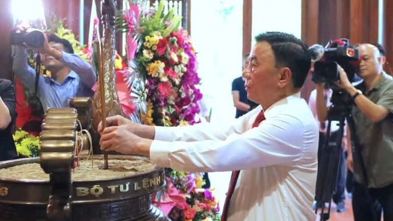 Tin nổi bật ngày 29/4: Thượng cờ "Thống nhất non sông" tại Quảng Trị; Khẩn trương hoàn thiện các kịch bản điều hành tăng trưởng Tin nổi bật ngày 29/4: Thượng cờ "Thống nhất non sông" tại Quảng Trị; Khẩn trương hoàn thiện các kịch bản điều hành tăng trưởng