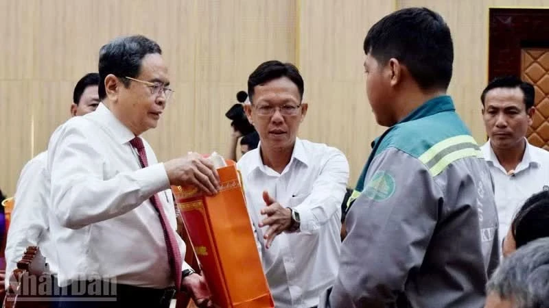 Tin nổi bật ngày 29/4: Thượng cờ "Thống nhất non sông" tại Quảng Trị; Khẩn trương hoàn thiện các kịch bản điều hành tăng trưởng Tin nổi bật ngày 29/4: Thượng cờ "Thống nhất non sông" tại Quảng Trị; Khẩn trương hoàn thiện các kịch bản điều hành tăng trưởng