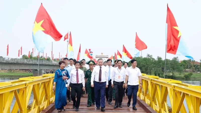 Tin nổi bật ngày 29/4: Thượng cờ "Thống nhất non sông" tại Quảng Trị; Khẩn trương hoàn thiện các kịch bản điều hành tăng trưởng Tin nổi bật ngày 29/4: Thượng cờ "Thống nhất non sông" tại Quảng Trị; Khẩn trương hoàn thiện các kịch bản điều hành tăng trưởng