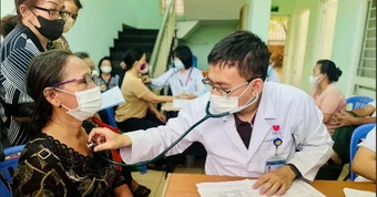 Tin tức sáng 2-6: TP.HCM điều động nhân viên y tế tuyến trên về cơ sở tối đa 12 tháng