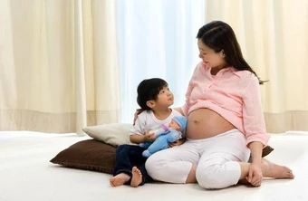 Tin vui cho hàng triệu gia đình từ 1.7: Phụ nữ sinh con thứ 2 được nghỉ 7 tháng, chồng nghỉ 10 ngày