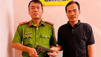 Tình cờ nhặt được vũ khí quân dụng, người dân trình báo Công an