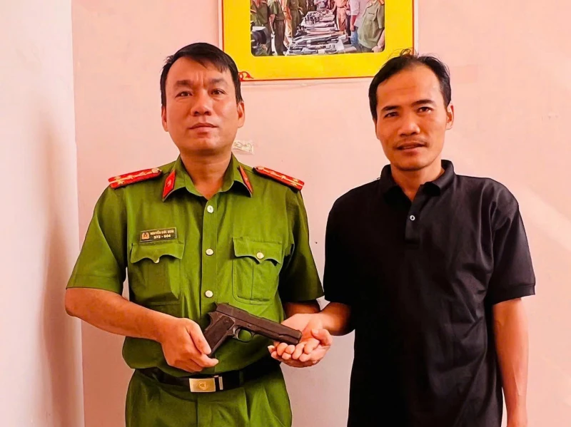 Tình cờ nhặt được vũ khí quân dụng, người dân trình báo Công an Tình cờ nhặt được vũ khí quân dụng, người dân trình báo Công an