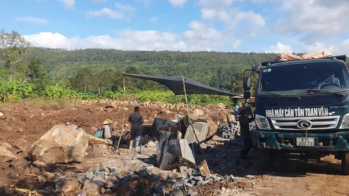Tỉnh Gia Lai đã chỉ đạo quyết liệt nhưng "đá tặc" vẫn lộng hành, nhiều người tiếp tục bức xúc Tỉnh Gia Lai đã chỉ đạo quyết liệt nhưng "đá tặc" vẫn lộng hành, nhiều người tiếp tục bức xúc