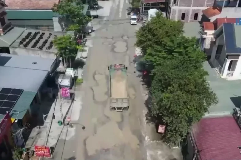 Tỉnh lộ dày đặc ''ổ voi, ổ gà'', ô tô phải lấn làn để né hố Tỉnh lộ dày đặc ''ổ voi, ổ gà'', ô tô phải lấn làn để né hố