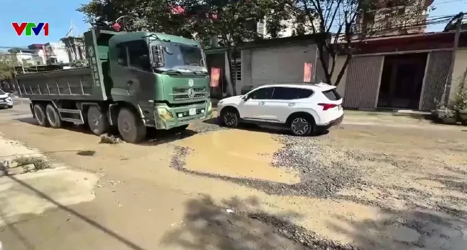 Tỉnh lộ dày đặc ''ổ voi, ổ gà'', ô tô phải lấn làn để né hố Tỉnh lộ dày đặc ''ổ voi, ổ gà'', ô tô phải lấn làn để né hố