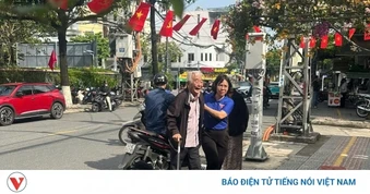 Tình nguyện viên góp phần thành công ngày bầu cử