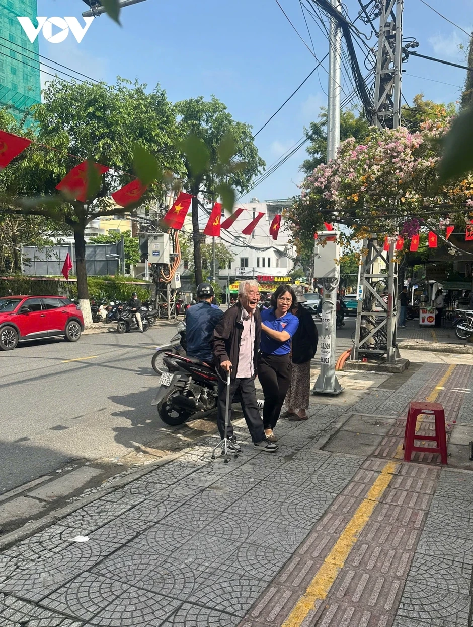 Tình nguyện viên góp phần thành công ngày bầu cử Tình nguyện viên góp phần thành công ngày bầu cử