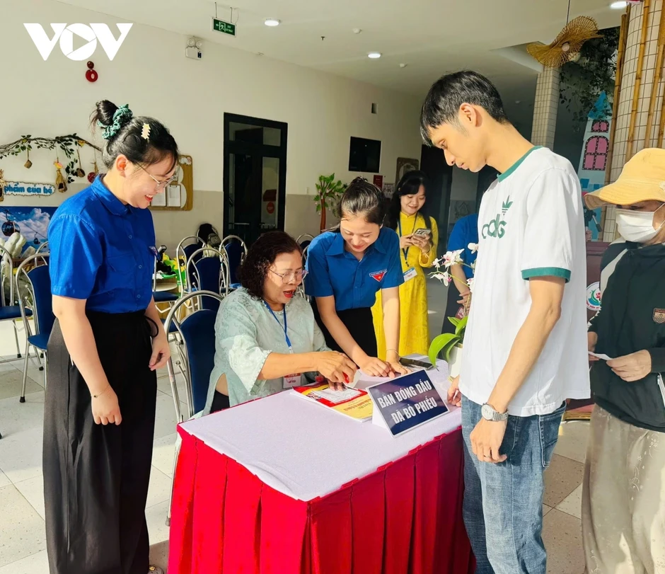 Tình nguyện viên góp phần thành công ngày bầu cử Tình nguyện viên góp phần thành công ngày bầu cử