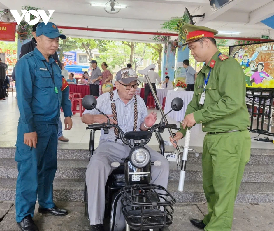 Tình nguyện viên góp phần thành công ngày bầu cử Tình nguyện viên góp phần thành công ngày bầu cử