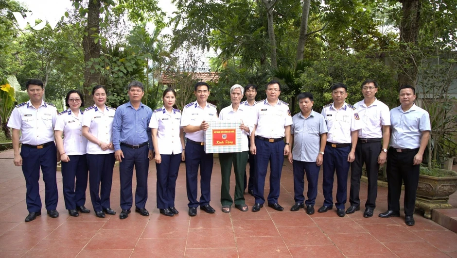 Tình quân dân trong chương trình “Cảnh sát biển với đồng bào dân tộc, tôn giáo” Tình quân dân trong chương trình “Cảnh sát biển với đồng bào dân tộc, tôn giáo”