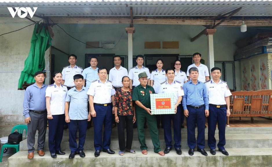 Tình quân dân trong chương trình “Cảnh sát biển với đồng bào dân tộc, tôn giáo” Tình quân dân trong chương trình “Cảnh sát biển với đồng bào dân tộc, tôn giáo”