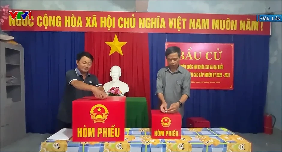 Tổ bầu cử tại Đắk Lắk tất bật chuẩn bị cho ngày hội toàn dân Tổ bầu cử tại Đắk Lắk tất bật chuẩn bị cho ngày hội toàn dân