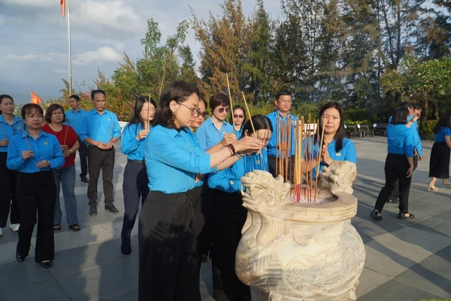 Tổ chức lễ viếng, dâng hương tưởng niệm tại Khu tưởng niệm Chiến sĩ Gạc Ma Tổ chức lễ viếng, dâng hương tưởng niệm tại Khu tưởng niệm Chiến sĩ Gạc Ma