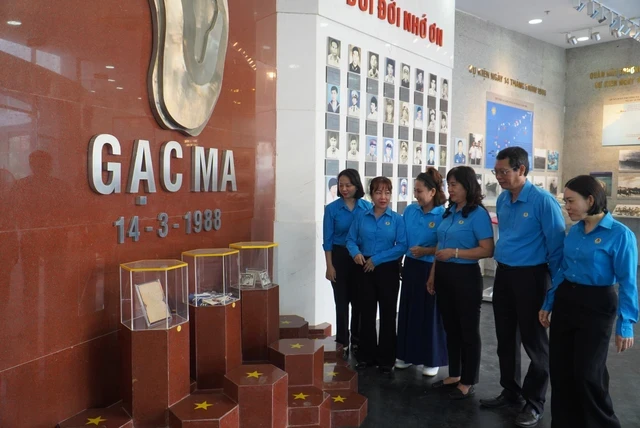 Tổ chức lễ viếng, dâng hương tưởng niệm tại Khu tưởng niệm Chiến sĩ Gạc Ma Tổ chức lễ viếng, dâng hương tưởng niệm tại Khu tưởng niệm Chiến sĩ Gạc Ma