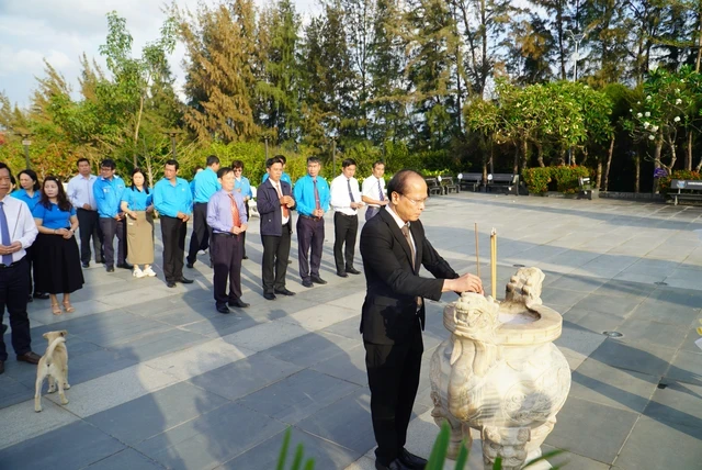 Tổ chức lễ viếng, dâng hương tưởng niệm tại Khu tưởng niệm Chiến sĩ Gạc Ma Tổ chức lễ viếng, dâng hương tưởng niệm tại Khu tưởng niệm Chiến sĩ Gạc Ma