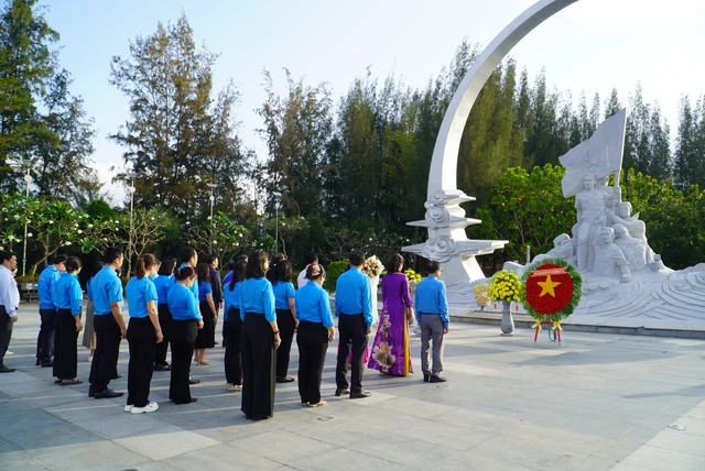Tổ chức lễ viếng, dâng hương tưởng niệm tại Khu tưởng niệm Chiến sĩ Gạc Ma Tổ chức lễ viếng, dâng hương tưởng niệm tại Khu tưởng niệm Chiến sĩ Gạc Ma